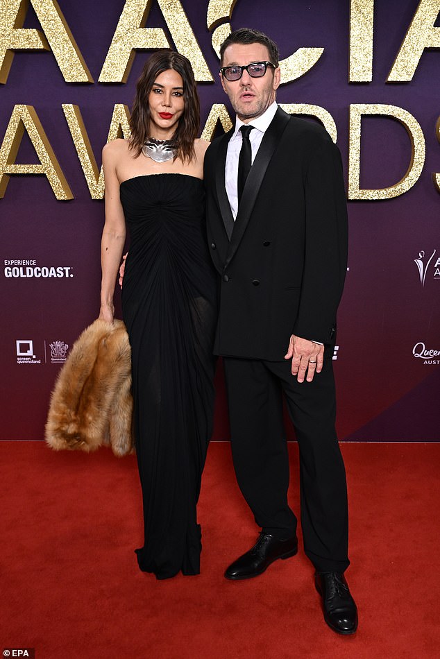 بدا الممثل الأسترالي جويل إدجيرتون وشريكته منذ فترة طويلة كريستين سينتينيرا في كل بوصة من الزوجين المتطابقين أثناء احتضانهما على السجادة الحمراء.