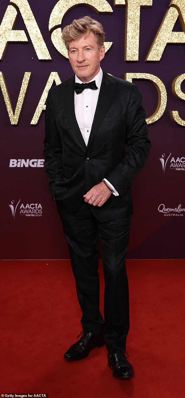 واختار نجم فيلم Lord of the Rings، ديفيد وينهام، البالغ من العمر 60 عاماً، بدلة رسمية سوداء بسيطة