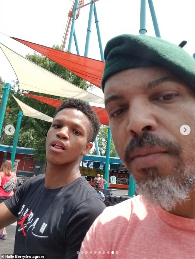 في هذه الأثناء، أنجب عريسها ابنًا بالغًا يُدعى دريك (على اليسار، في الصورة في 15 يونيو) من علاقة سابقة