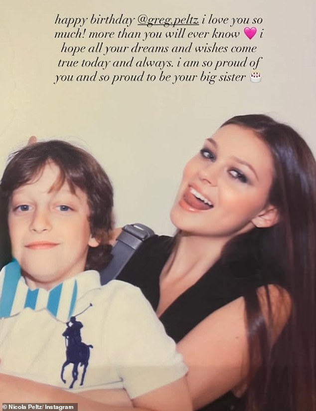 في هذه الأثناء، كانت زوجة النجم نيكولا بيلتز مشغولة بمساعدة شقيقيها التوأم الأصغر زاكاري وغريغوري في الاحتفال بعيد ميلادهما الثالث والعشرين.