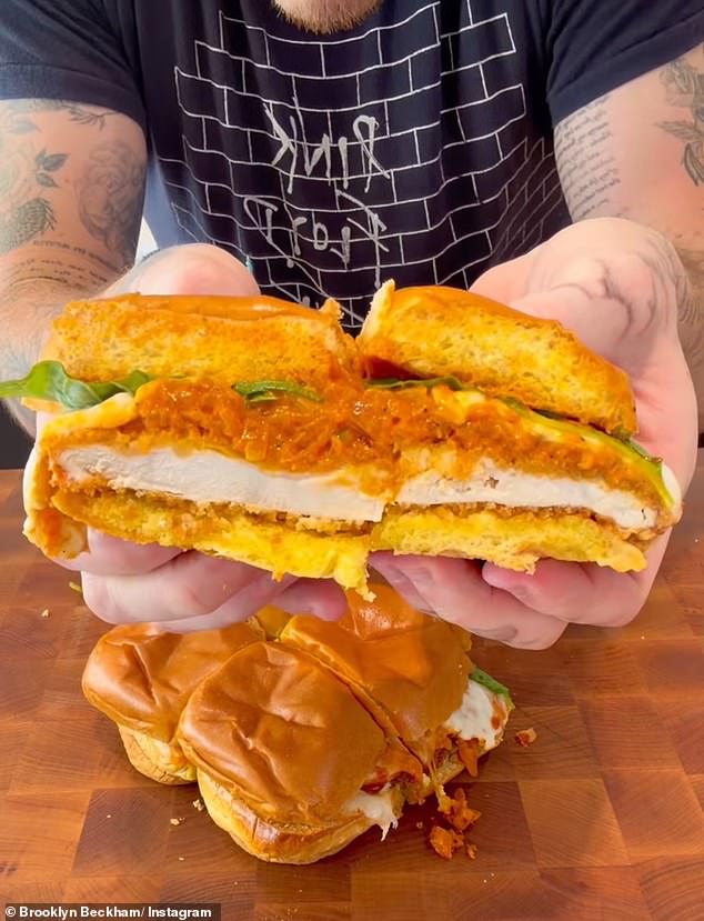 استخدم المؤثر أحدث برنامج تعليمي للطهي لإعداد جولة من لفائف الدجاج البارميزان قبل مباراة Superbowl يوم الأحد، بعد وقت قصير من نقل قطيعته العائلية إلى مستويات جديدة