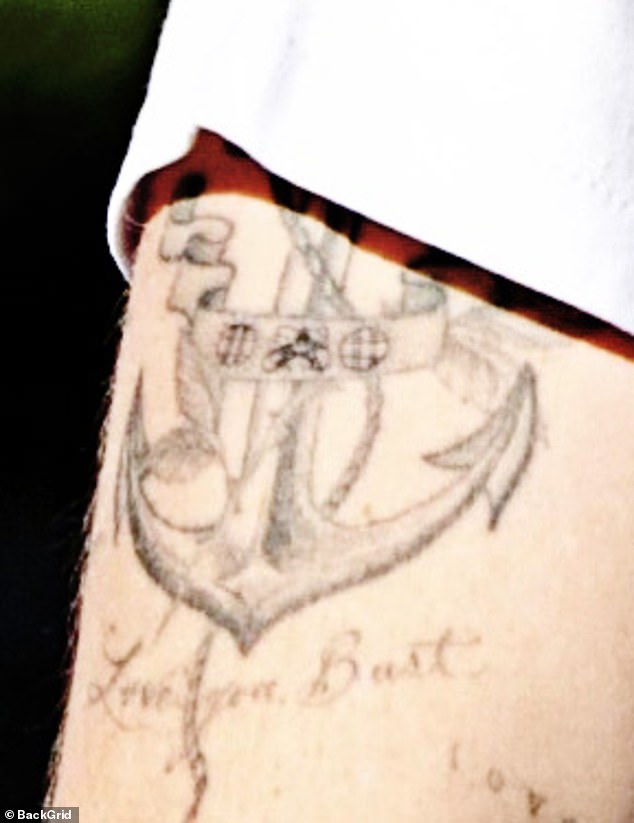 قام بروكلين بتغيير الوشم التقليدي الكبير الموجود على ذراعه اليمنى العليا من خلال تغطية كلمة 