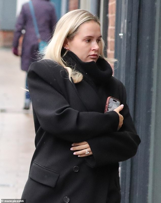 وفي تغيير ملحوظ آخر، ظهرت مولي ماي وهي تضع خاتم خطوبتها علنًا للمرة الأولى منذ تصالحها مع تومي.