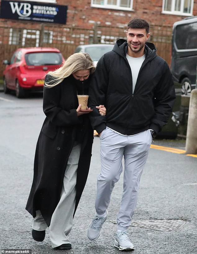 خرجت مولي ماي وتومي معًا في مانشستر يوم الجمعة حيث شوهدوا للمرة الأولى منذ مشاركة أخبارهم السعيدة