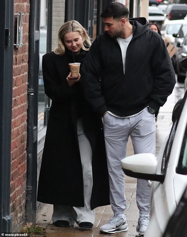 وشوهدت مولي ماي وهي تبتسم وهي تتجول بجانب تومي الذي نظر إليها بإعجاب