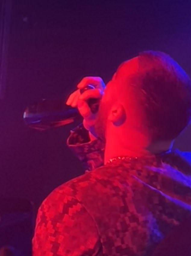 وظهر كيلسي، 36 عامًا، مع حاشيته قبل منتصف الليل بقليل ولم يضيع أي وقت في تناول مشروب، مع صور حصرية حصلت عليها صحيفة ديلي ميل تظهره وهو يشرب من زجاجة