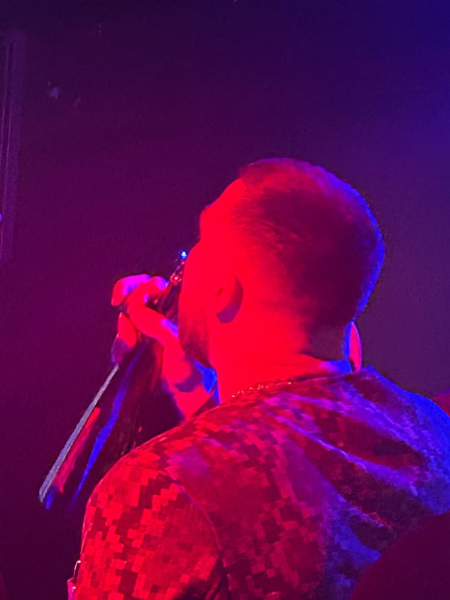 تم تقديم الطرف الضيق، الذي شارك مع زميله لاعب كرة القدم جورج كيتل، بزجاجة دون خوليو 1942 أنيجو تيكيلا في حفل ليلة الخميس