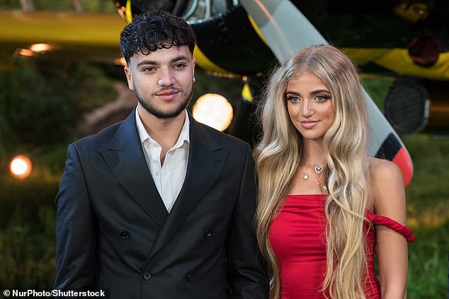 وسيواصلون الترحيب بطفلين، جونيور، البالغ من العمر الآن 19 عامًا، والأميرة، 17 عامًا (في الصورة)، قبل الإعلان عن انفصالهما المفاجئ والطلاق اللاحق في عام 2009.