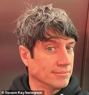 مبتسمًا للكاميرا وهو يرتدي سترة سوداء غير رسمية، علق على المنشور: 