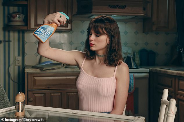 تم بث حلقة Swift's Graham Norton Show في 3 أكتوبر، وهو نفس اليوم الذي تم فيه إصدار ألبومها Life of a Showgirl