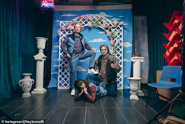 كما ظهر المغني لويس كابالدي أيضًا في الفيديو الذي صدر يوم الجمعة