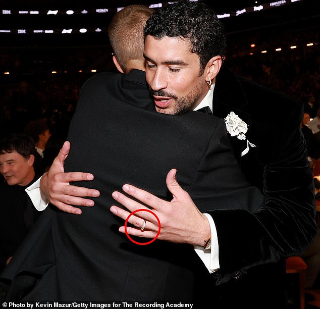 ارتدى المغني، الذي كان يرتدي بدلة رسمية من تصميم Schiaparelli، خاتمًا ذهبيًا واحدًا ظل مرئيًا طوال الليل، مما أثار تكهنات بأنه ربما يكون قد عقد قرانه بهدوء.