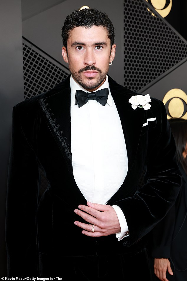 تحول المشجعون إلى وضع المحققين بعد ظهور Bad Bunny على السجادة الحمراء في حفل توزيع جوائز جرامي وهو يرتدي ما ادعى البعض أنه يشبه خاتم الزواج بشكل مثير للريبة.