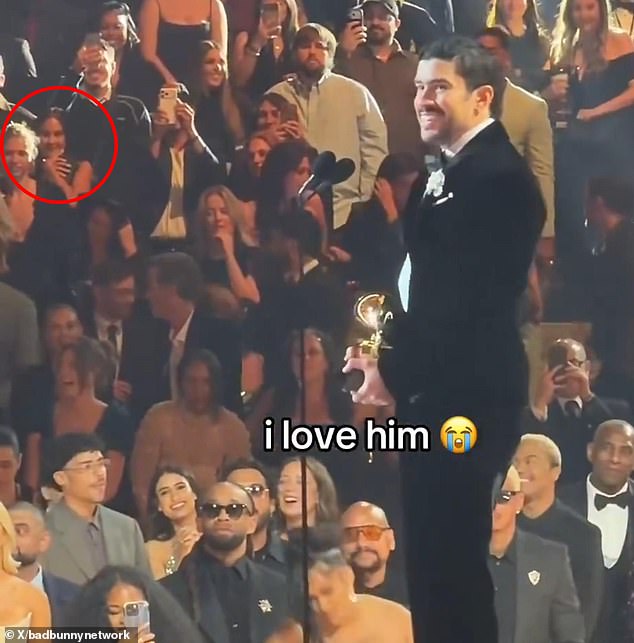 سرعان ما اكتشف المعجبون وجهًا مألوفًا من ماضيه بين الجمهور بينما كان بينيتو يستلم جائزته على المسرح