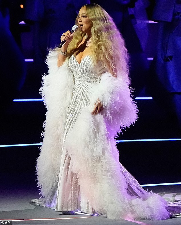 ومضت إياسكون لتقول إنها ليس لديها أي شكاوى بشأن أداء كاري، مشيدة بـ 