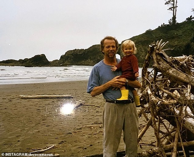 نتيجة لانتحار والدها (في الصورة)، قالت كاميرون إنها عانت من 