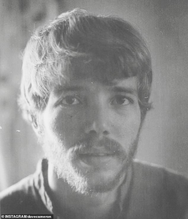 في برنامج Call Her Daddy، قامت كاميرون بتفصيل معركة والدها فيليب آلان هوسترمان (في الصورة) مع الاكتئاب والاضطراب ثنائي القطب.