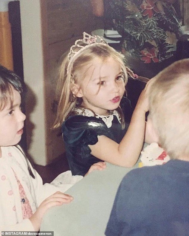 كاميرون، التي تظهر هنا كفتاة صغيرة، كانت في الثامنة من عمرها فقط عندما قُتل صديقها