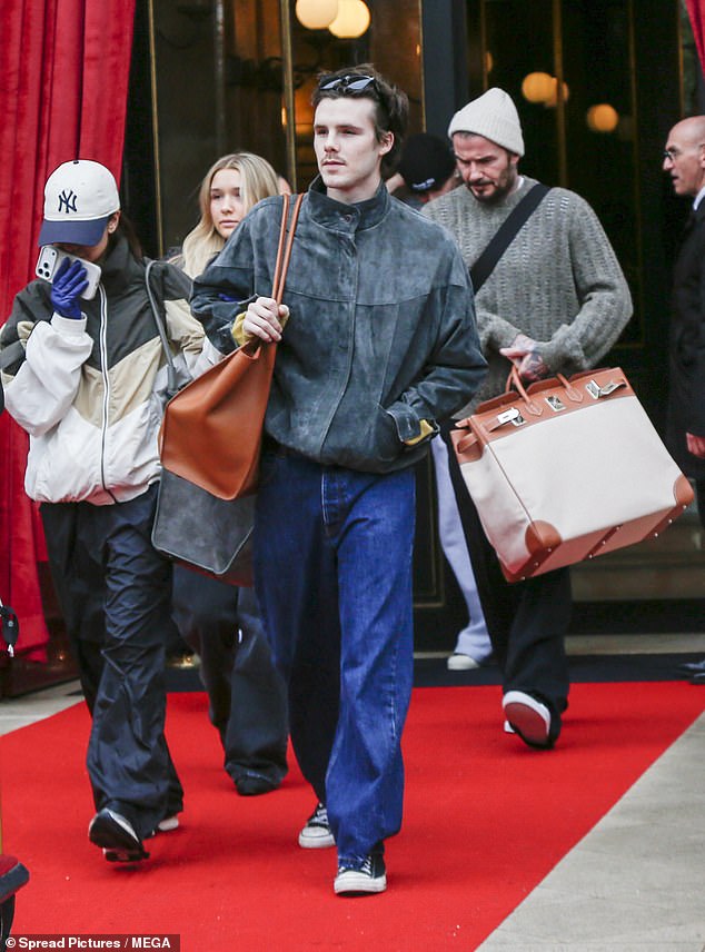 يقال إن كروز هو ابن والده حيث يبدو أنه يشترك في هذا المزاج الحاد الذي يشكو ديفيد من أنه ورثه من والده، تيد، وهو عامل غاز متقاعد من شرق لندن.