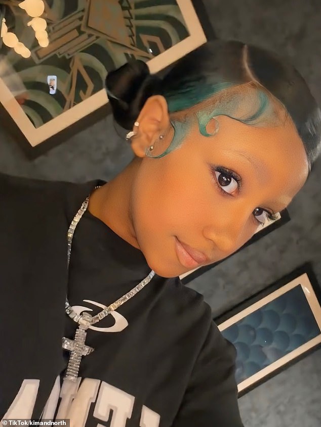 شهدت الأشهر الأخيرة تعرض النجمة الشابة وأمها، البالغة من العمر 45 عامًا، لانتقادات شديدة بسبب أزيائها الغريبة وتعبيرها الجريء عن نفسها.