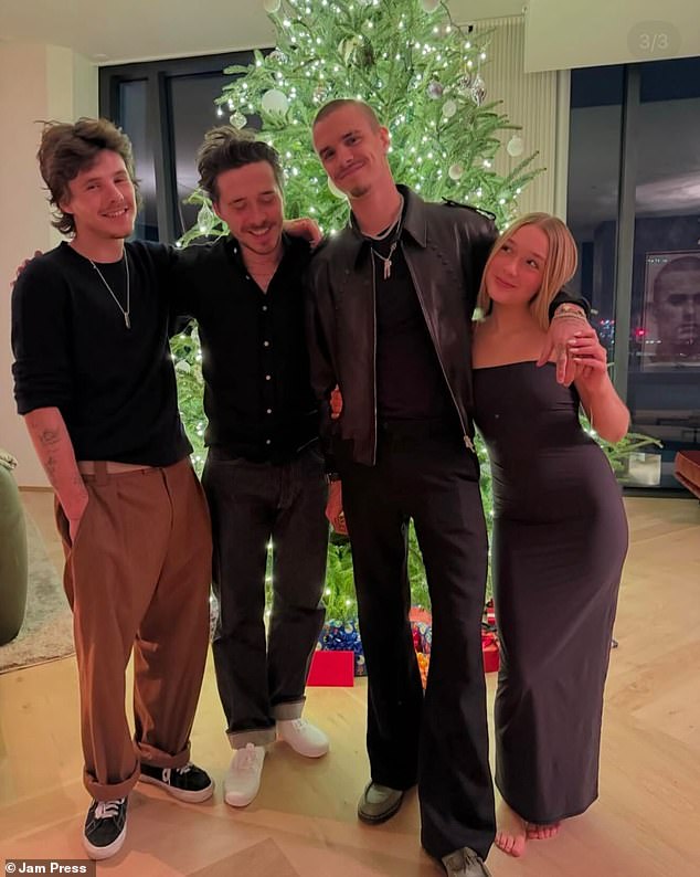 يبدو أن بروكلين قد غطى وشمه المخصص لإخوته بعد أيام قليلة من الكشف عن أنه أزال الحبر الخاص بوالده (في الصورة في ديسمبر 2024).