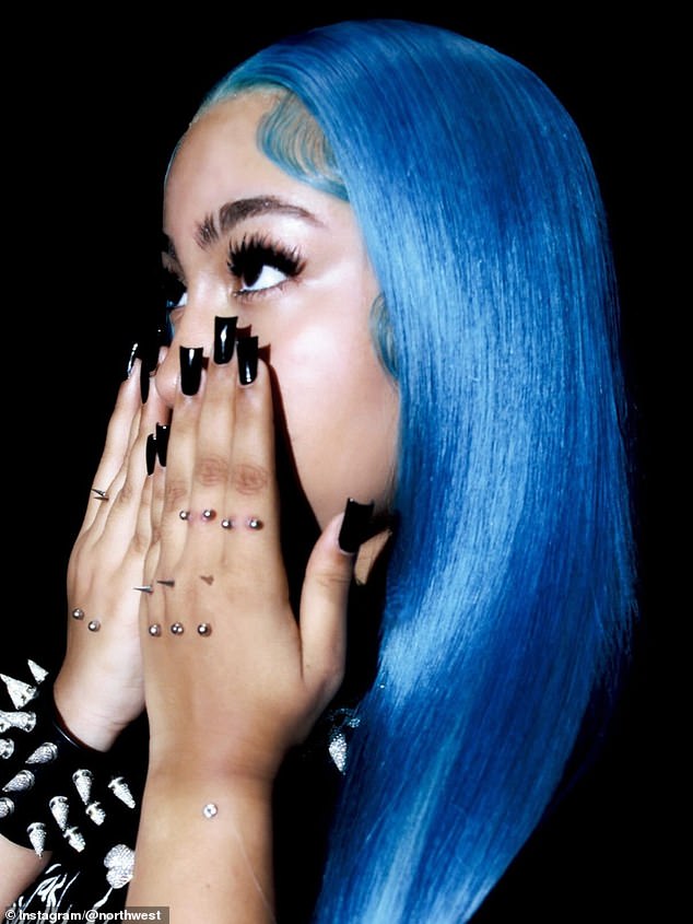 نشرت ابنة كيم كارداشيان وكاني ويست، البالغة من العمر 12 عامًا، صورة ليديها على إنستغرام، تظهر فيها ما يشبه مزيجًا من الأزرار المدببة والمستديرة البارزة من ظهر يديها وأصابعها ومعصمها، على الرغم من أنه لم يكن من الواضح ما إذا كانت حقيقية أم مزيفة.