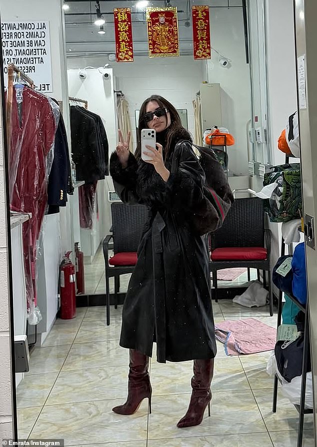 التقطت راتاجكوفسكي صورة شخصية في المرآة بينما كانت تحدق في انعكاس صورتها وتقف مرتدية زوجًا من الأحذية المصنوعة من جلد الثعبان والتي تصل إلى الركبة.