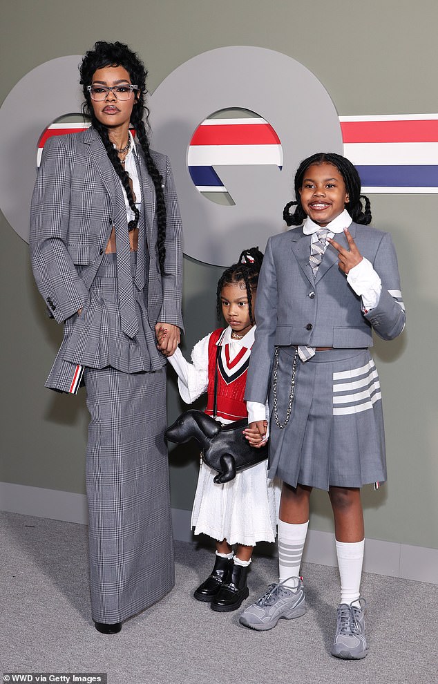 ارتدت الفائزة بجائزة جولدن جلوب البالغة من العمر 35 عامًا، جوني، 10 سنوات، ورو، خمس سنوات، إطلالات متطابقة من توم براون في عرض الأزياء السنوي الثاني الذي يتم بثه مباشرة للعلامة التجارية