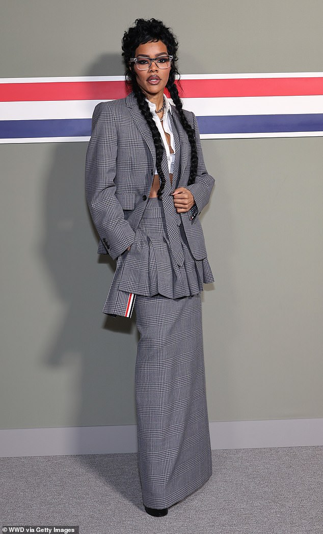 لفتت تايلور الانتباه ببدلة منقوشة مع تنورة قصيرة مطوية فوق تنورة طويلة