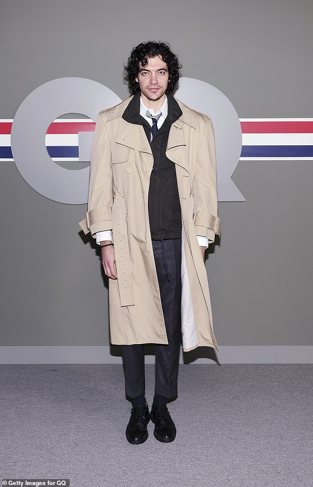 ارتدى الممثل أرماندو ريفيرا معطفًا كلاسيكيًا باللون البيج فوق ملابس رمادية داكنة