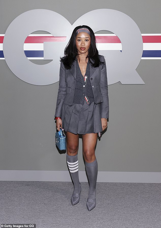 ارتدت كيتي كاش، منسقة الأغاني، ملابس مثيرة للإعجاب حيث ظهرت ساقيها في تنورة قصيرة رمادية مطوية وجوارب تصل إلى الركبة