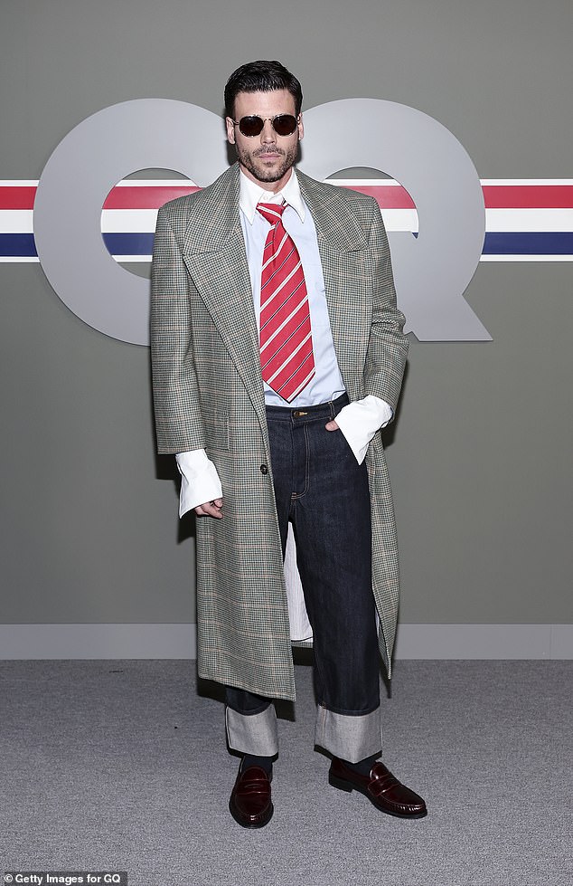 تألق فرانسوا أرنو، صاحب شهرة Heated Rivalry، بارتداء بنطال جينز أزرق نيلي ومعطف واقٍ من المطر.