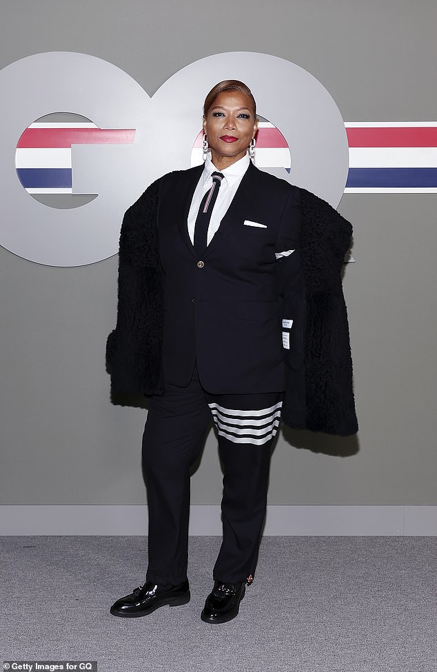 وكانت الملكة لطيفة، 55 عامًا، من بين الحاضرين أيضًا، حيث وصلت باللونين الأبيض والأسود