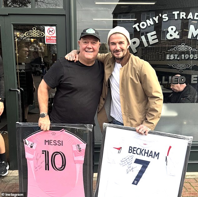 لقد استغرق بعض الوقت لالتقاط الصور مع المشجعين في مطعم Essex، حتى أن ديفيد قدم قمصان كرة قدم موقعة كبادرة لطيفة