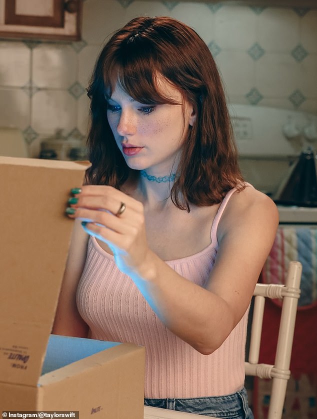 لكن المعجبين يعتقدون أنها أعطت مجموعة من التلميحات بأن ألبومها الأول 