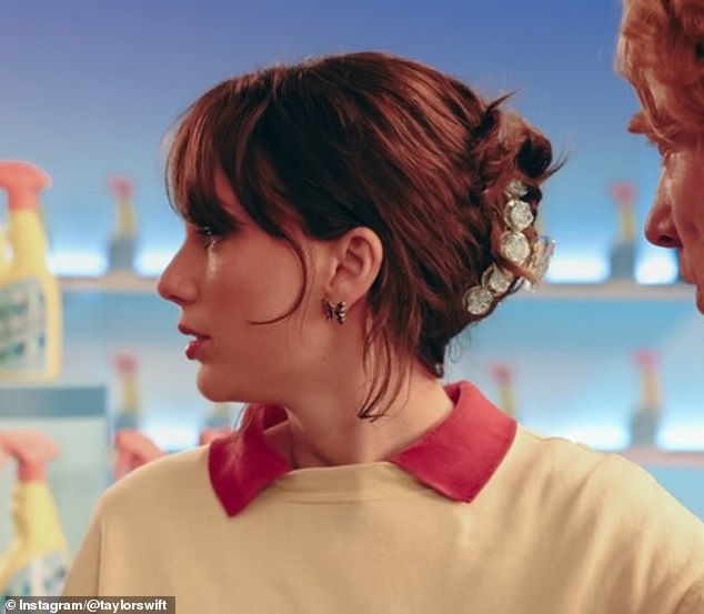 أشارت المعجبة إلى أنها عندما تظهر أظافرها باللون الأزرق المخضر، شوهدت أيضًا وهي ترتدي خاتم الفراشة - وهو إشارة أخرى لألبومها الأول حيث ترتدي أقراط الفراشة على الغلاف (شوهدت مع أقراط الفراشة في الفيديو).