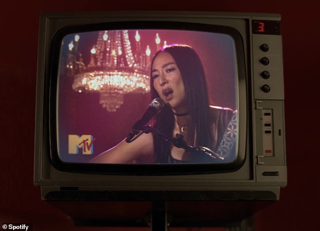 في تلميح أكثر تعقيدًا بعض الشيء، لاحظ المعجب أن الرقم 3 يظهر عدة مرات طوال الفيديو ويمكن أن يرتبط بنظرية قديمة تربط تايلور بشانيا توين.