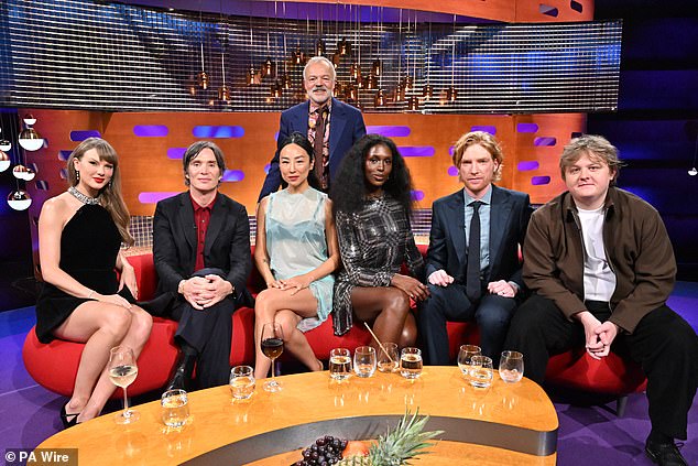 أثارت تايلور غضب المعجبين عندما تم الكشف عن أنها دعت جميع المشاهير الذين ظهروا معها في برنامج Graham Norton Show للعب دور البطولة في الفيديو الموسيقي Opalite.