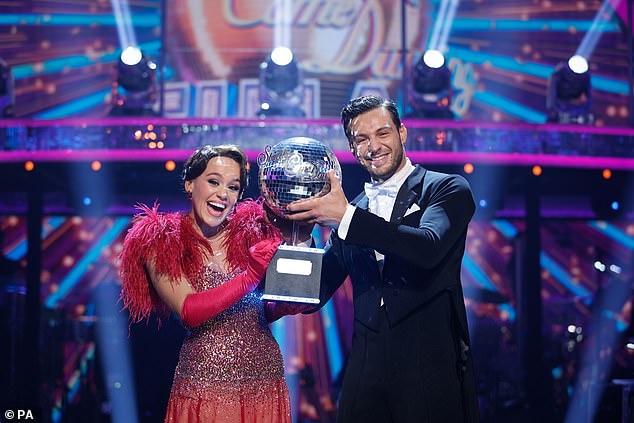 تنافس لايتون في الأصل في سلسلة Ballroom في عام 2023، حيث وصل الثنائي إلى النهائي. ومع ذلك، فقد تم هزيمتهم للفوز بكأس جليتر بول على يد إيلي ليتش وشريكها المحترف فيتو كوبولا (كما شوهد).