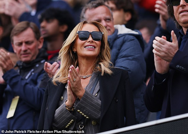 بدت أماندا متألقة كالعادة في بدلة رمادية مخططة مكونة من ثلاث قطع، تتكون من صدرية وسترة مزدوجة الصدر مع بنطال.