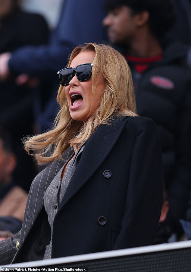 وهتفت المذيعة البالغة من العمر 54 عامًا، مشجعة للنادي الذي يقع مقره في ليفربول، من المدرجات في ملعب كرافن كوتيدج في لندن.