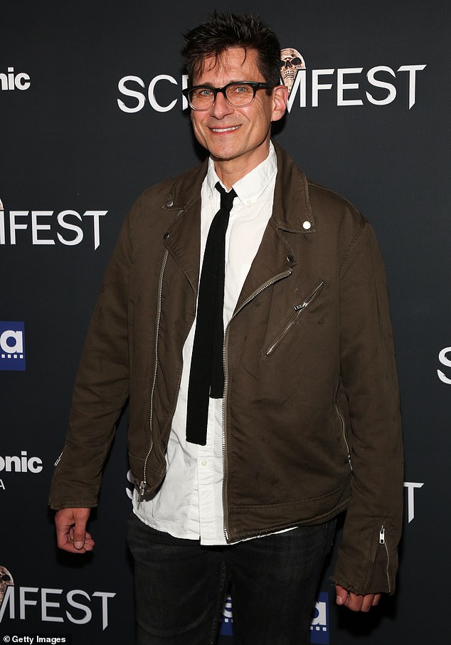 صقل فليندر مهاراته التمثيلية في المدرسة الثانوية للفنون المسرحية في نيويورك وأكاديمية ويبر دوغلاس للفنون المسرحية في لندن قبل أن يحصل على شهادة من جامعة هارفارد (في الصورة 2019)