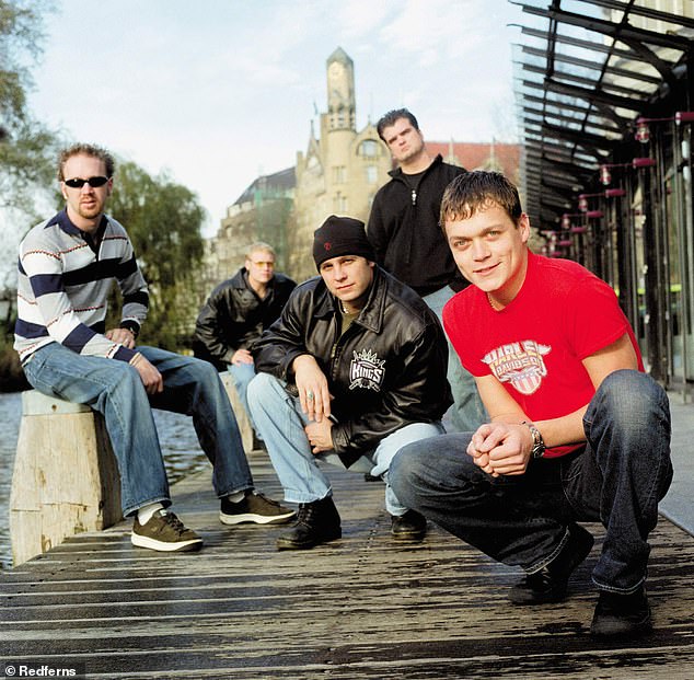 أكد 3 Doors Down وفاة أرنولد على وسائل التواصل الاجتماعي، وكشف أنه توفي بسبب مرض السرطان بينما كان محاطًا بزوجته وعائلته. الصورة في عام 2000