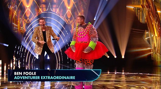 قام بن بأداء أغنية بول مكارتني عام 1984 كلنا نقف معًا