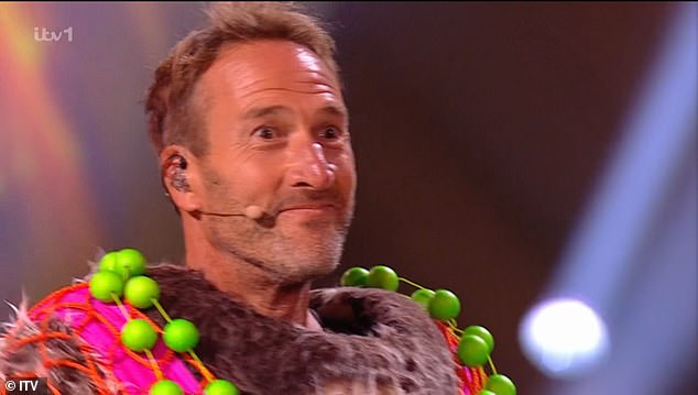 وعندما رفع رأسه، تبين أن بن فوغل هو النجم الذي يقف خلف القناع