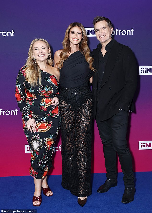 وقال جون إن الهيمنة كانت شديدة للغاية لدرجة أنها غيرت طريقة تصرف الرجال، حيث اختار الكثيرون الجلوس والتحدث بعناية بدلاً من المخاطرة بأن يصبحوا الهدف التالي. (في الصورة أيكن إلى جانب الخبراء ميل شيلينغ وأليساندرا رامبولا)