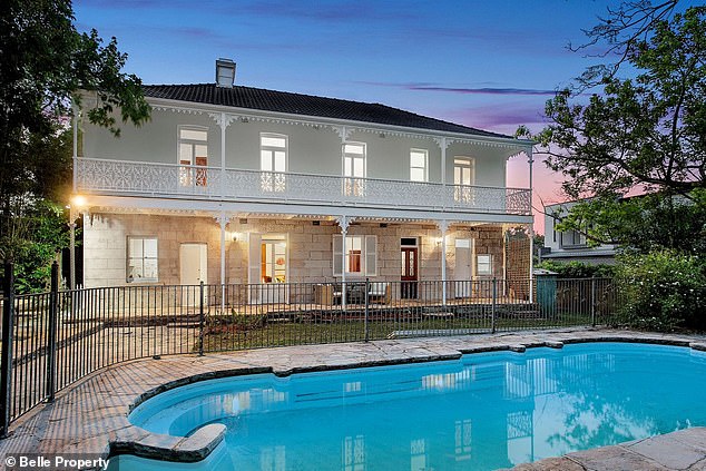 أدرج عالم النفس في القناة التاسعة وزوجته كيلي سوانسون-رو، مصممة الديكور الداخلي، منزلهما المكون من خمس غرف نوم من الحجر الرملي في منطقة ويلوبي إيست في سيدني، والمعروف باسم تينيسايد، مع دليل أسعار بقيمة 5.8 مليون دولار قبل مزاد 5 مارس.