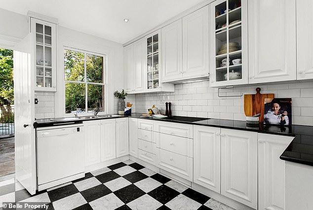 وفي الداخل، تتميز التصميمات الداخلية المنسقة بمطبخ رخامي ونجارة مخصصة وثريات مستوردة