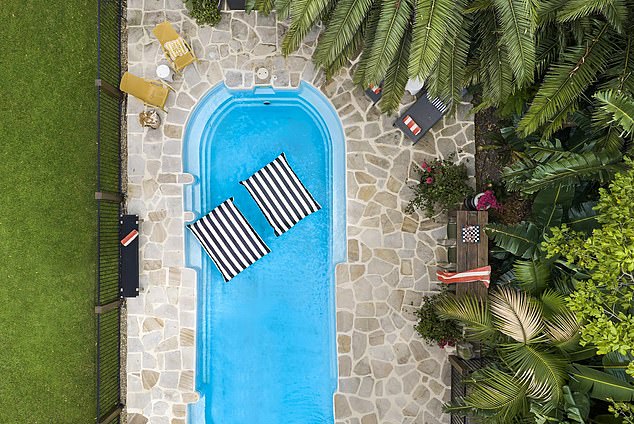 وفي الوقت نفسه، تشتمل الحدائق ذات المناظر الطبيعية على مرافق للشواء ومنطقة لتناول الطعام في الهواء الطلق وسبا مع كابانا ودش في الهواء الطلق