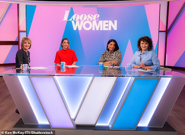 يضطر نجوم مثل كات ديلي، وبن شيبارد، وديرموت أوليري، وأليسون هاموند، وروث لانجسفورد، وكاي آدامز، إلى مشاركة غرف تبديل الملابس واستخدام المراحيض المشتركة.